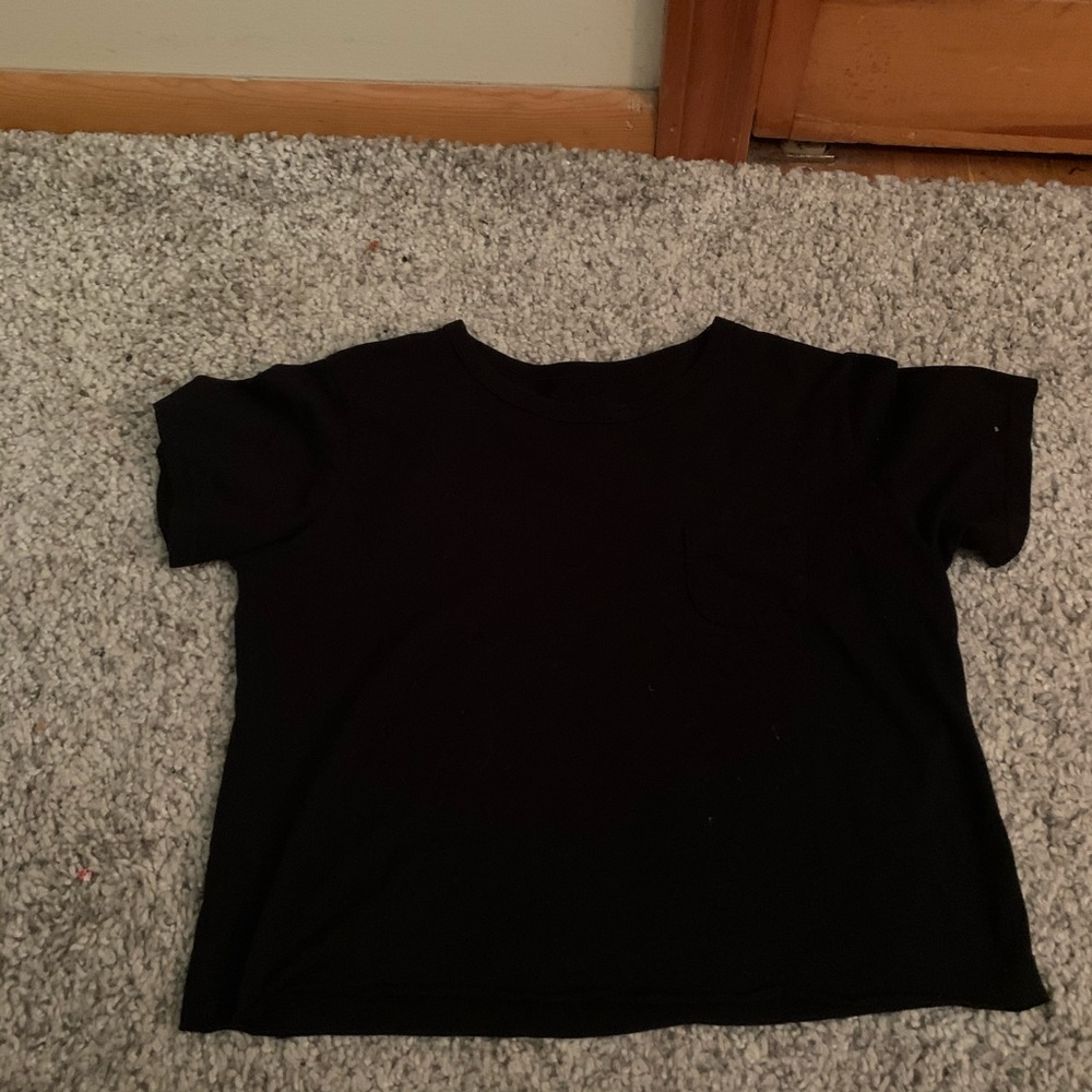 Black cropped tee
